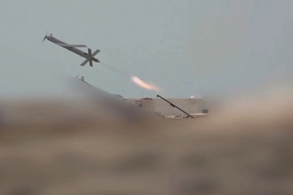 سلاح معدّل بيد الحرس الثوري الإيراني